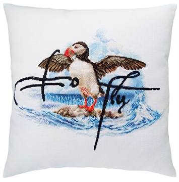 подушка с декором птица на фоне моря и надписью на английском To fly